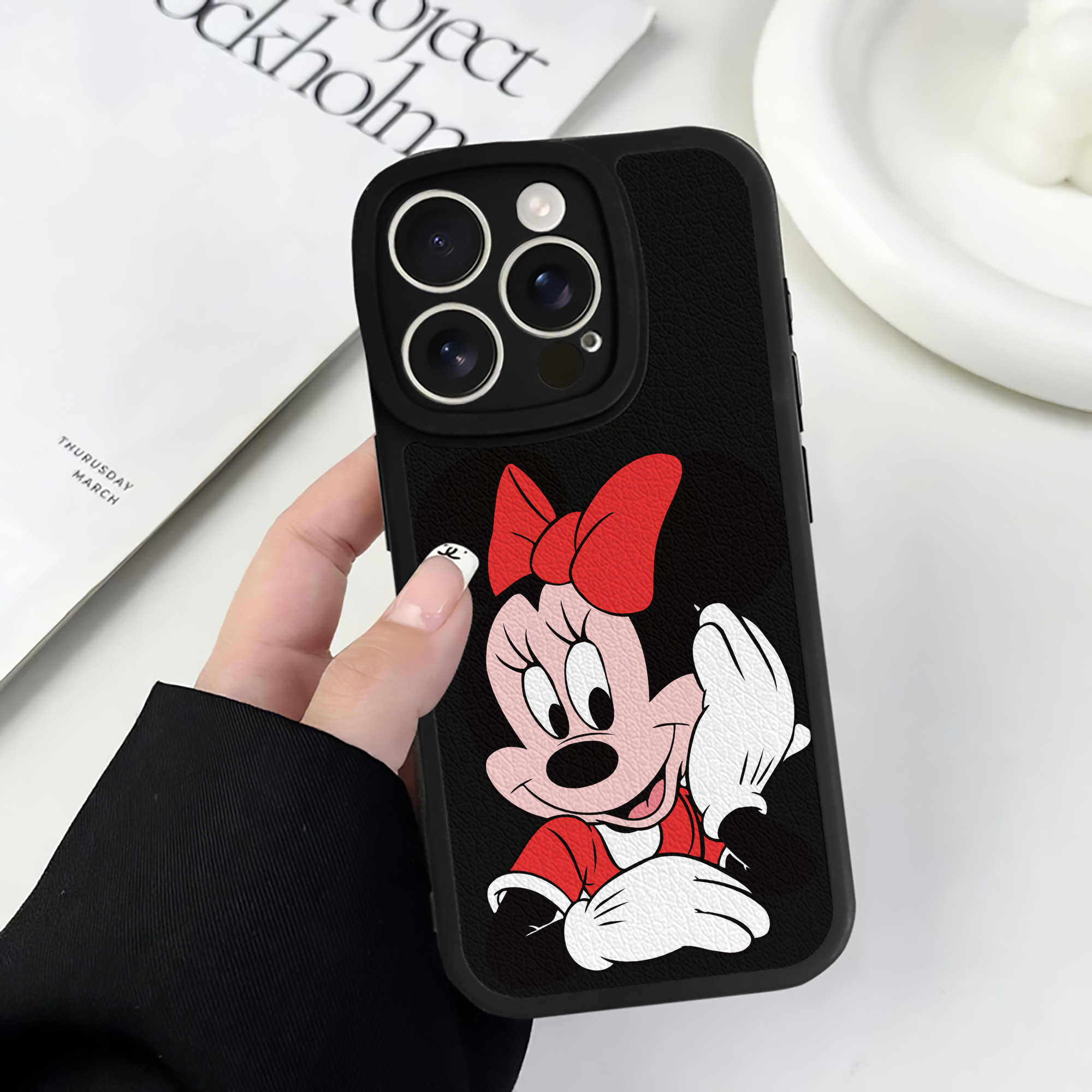 （画像用） ミッキーマウス Mickey Mouse 【iPhone 16シリーズ対応】シリコンスマホケース（レザー調） 材質：シリコン